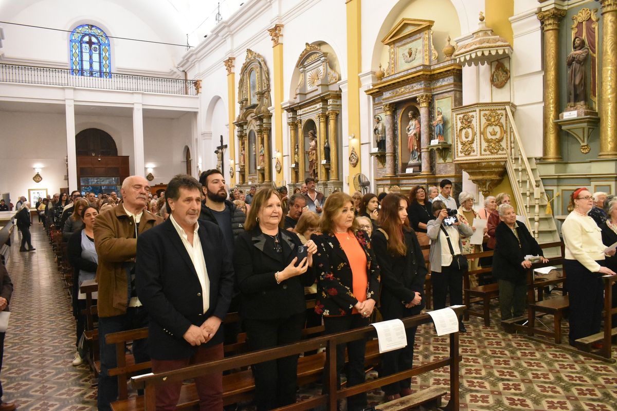 La comunidad de San Vicente se acercó a la Parroquia para homenajear al padre Francisco.