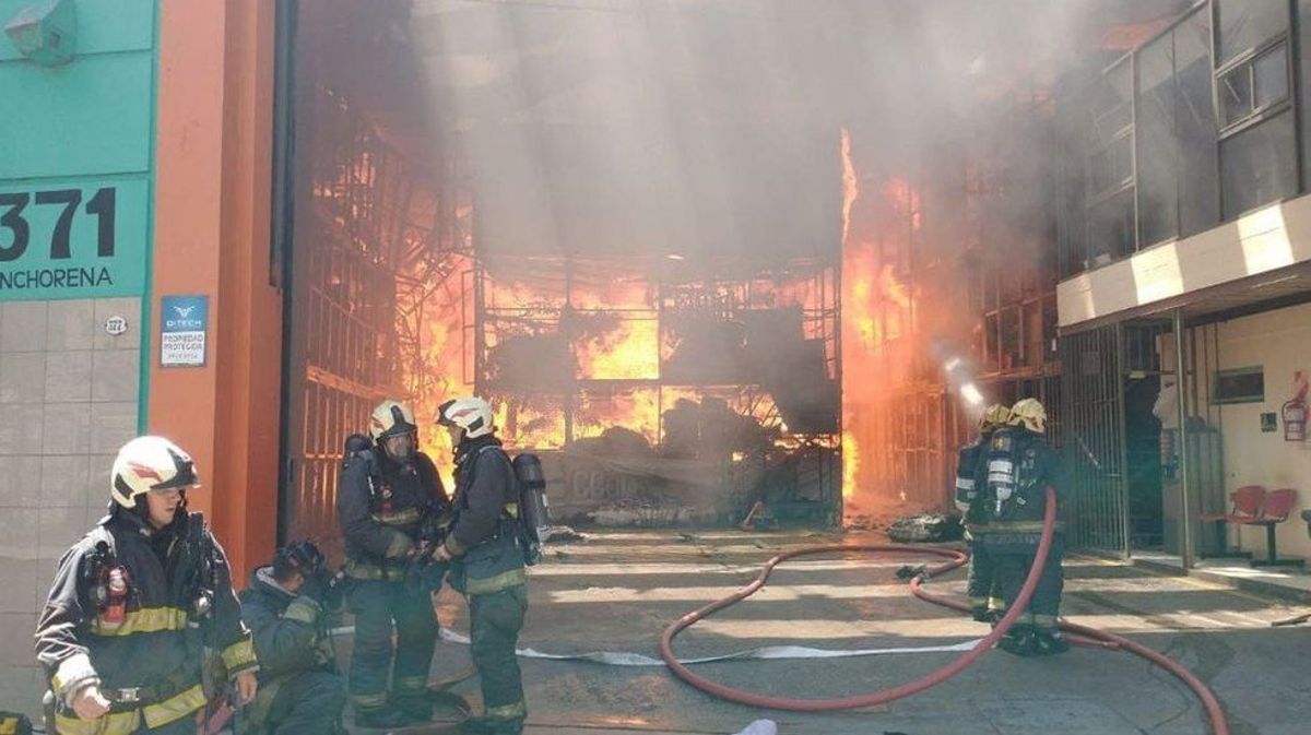 Impactantes imágenes del incendio de un depósito en la zona del Abasto