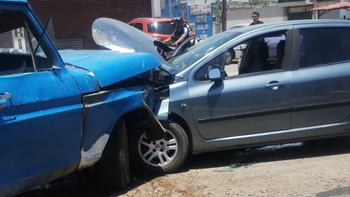 Almirante Brown: dos personas heridas tras un choque entre un auto y una camioneta