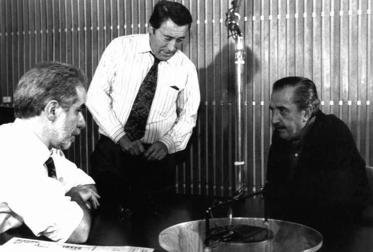 López junto a Raúl Alfonsín. Fue su vocero durante toda su presidencia y luego mantuvo una amistad cercana. 