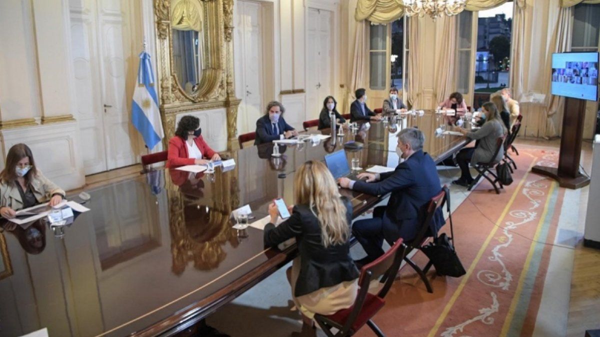 El gobierno convocó a los expertos de la salud para analizar cómo seguirán con las restricciones.