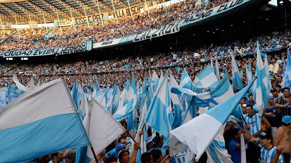 Los hinchas de Racing frenaron en varias oportunidades el encuentro frente a River Plate por la Copa Argentina.
