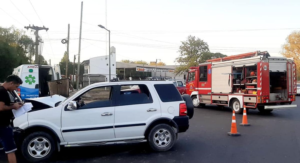 Violento choque entre dos camionetas en Almirante Brown: hay cuatro heridos