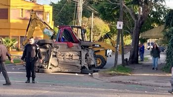 Choque y vuelco en Luis Guillón: el conductor se desmayó mientras manejaba