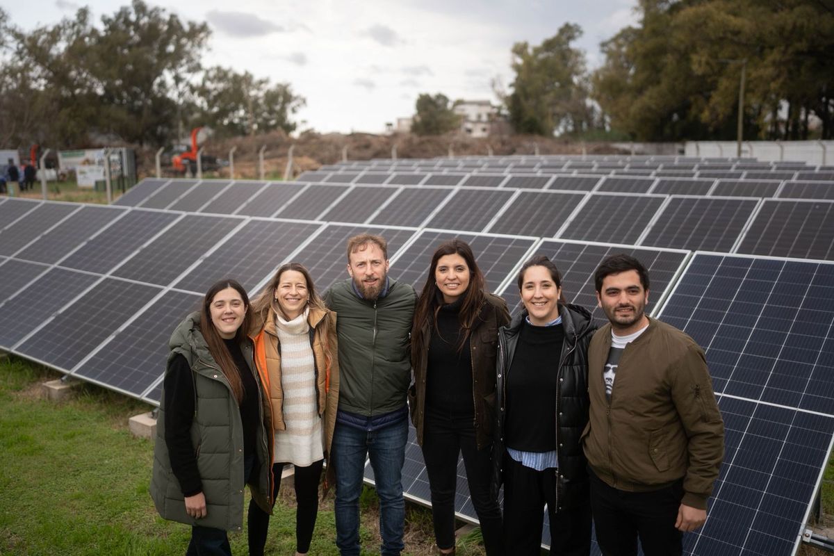El intendente Federico Otermín y su esposa Daniela Vilar inauguraron el parque solar en Lomas.