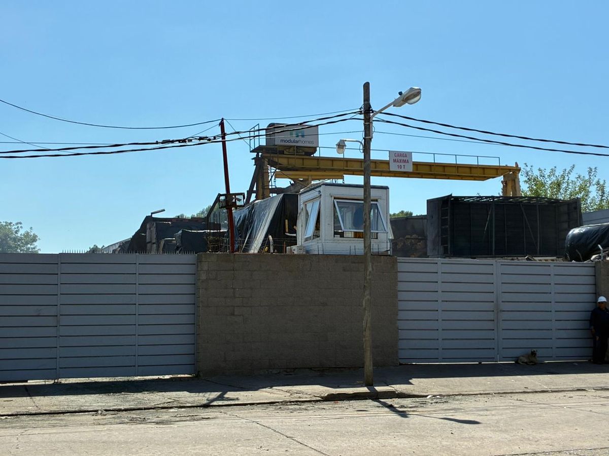 La fábrica afectada por el incendio en Luis Guillón.