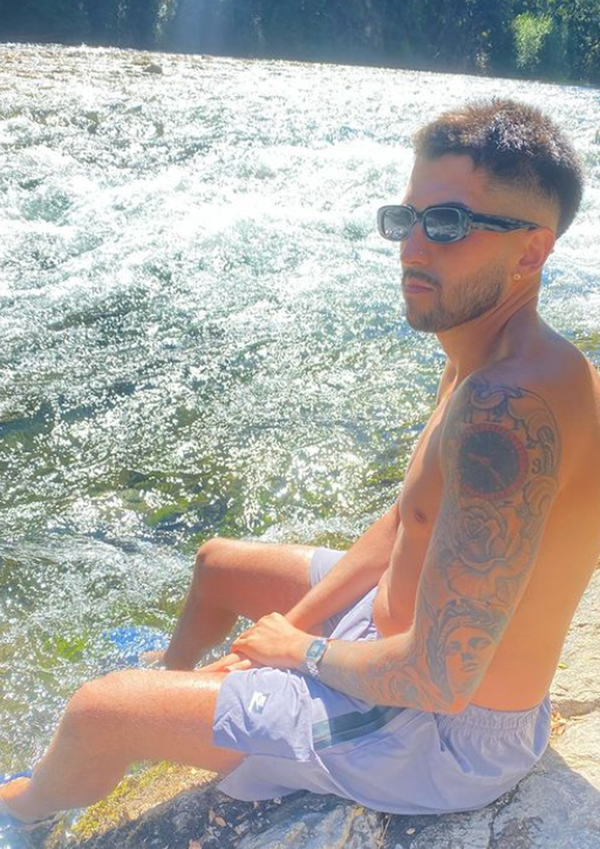 El vecino durante las últimas vacaciones con sus amigos.