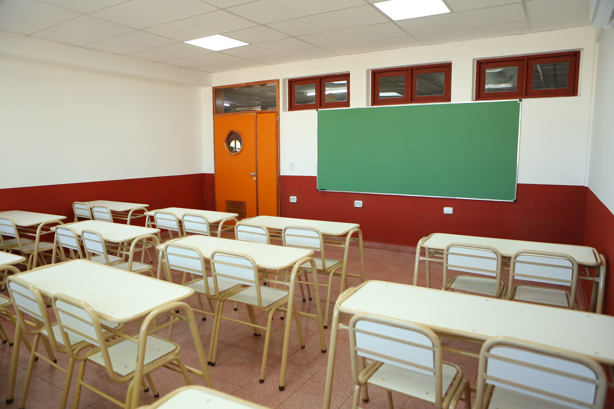 Las aulas se ubican en la planta baja y en el primer piso del edificio.