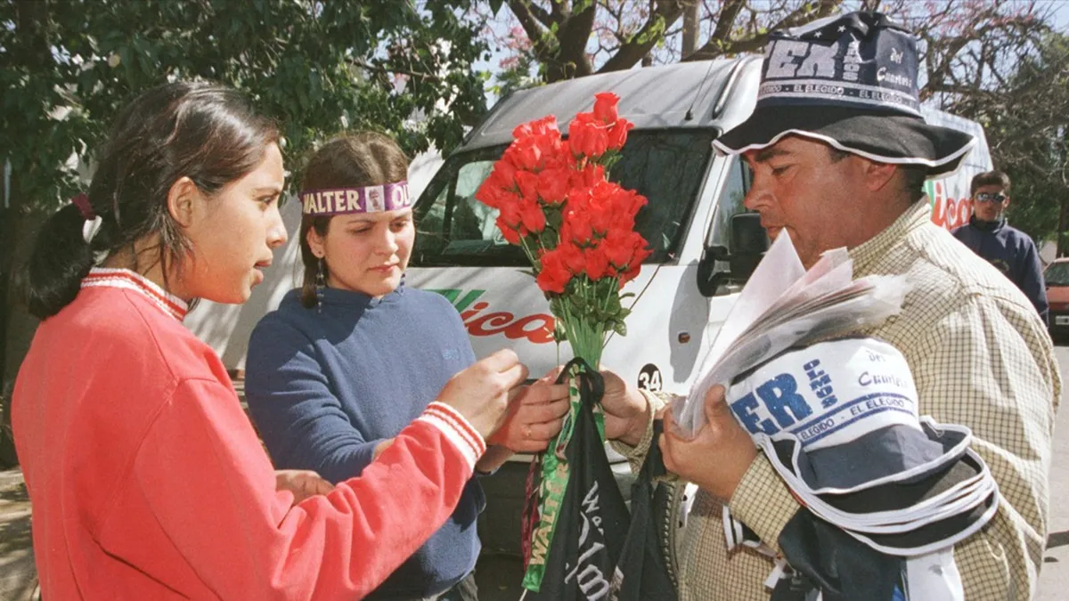 Los fans comprando vinchas de Walter Olmos en la despedida del cantante. Los fans comprando vinchas de Walter Olmos en la despedida del cantante.