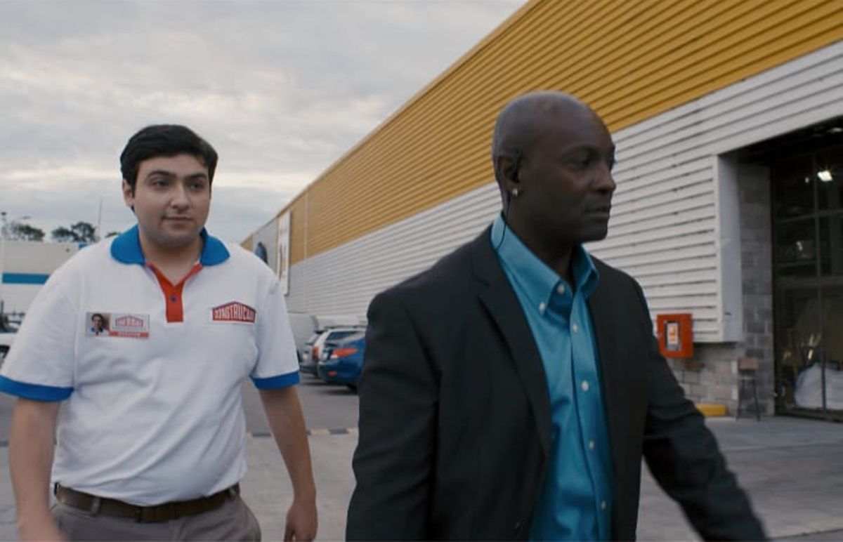 Ariel Piriz Pesoa en pantalla con Nachito Saralegui, uno de los protagonistas de la serie.