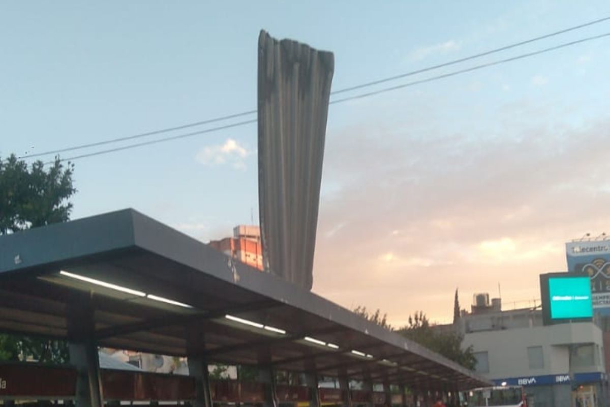 Lanús: se volaron los techos de las dársenas de los colectivos en la estación