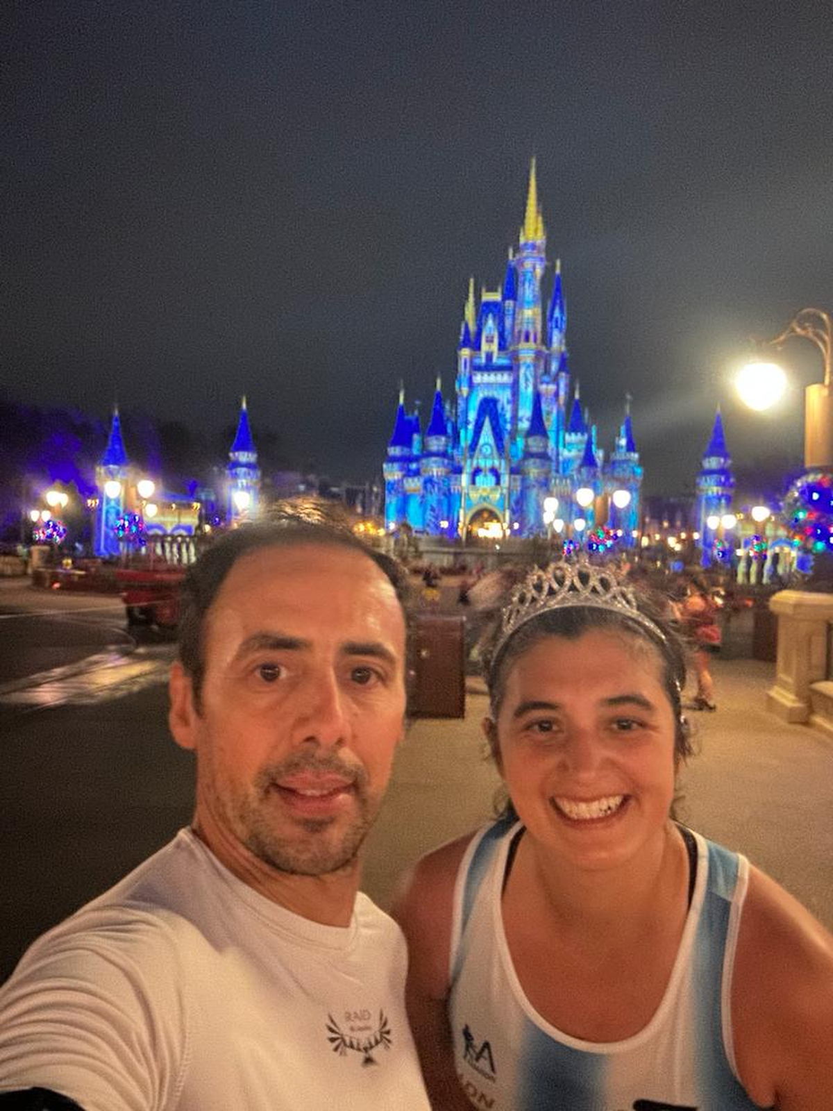 La pareja después de la maratón en Disney.