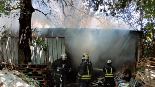 Lomas de Zamora: grave incendio destruyó un depósito de papel y madera