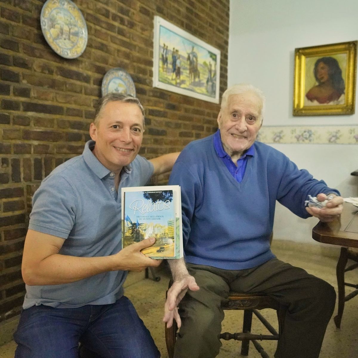 El intendente Fernando Gray junto a Pedro Campomar en su casa de Monte Grande. 