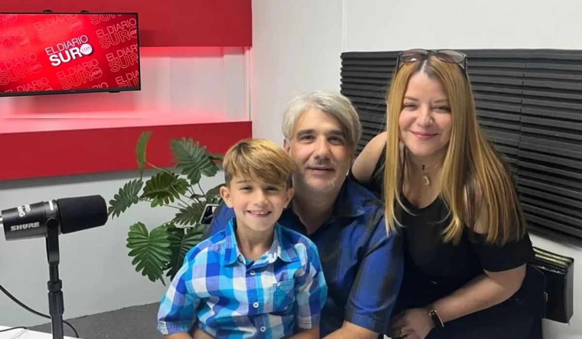 Alexander junto a sus padres en el stream de El Diario Sur.
