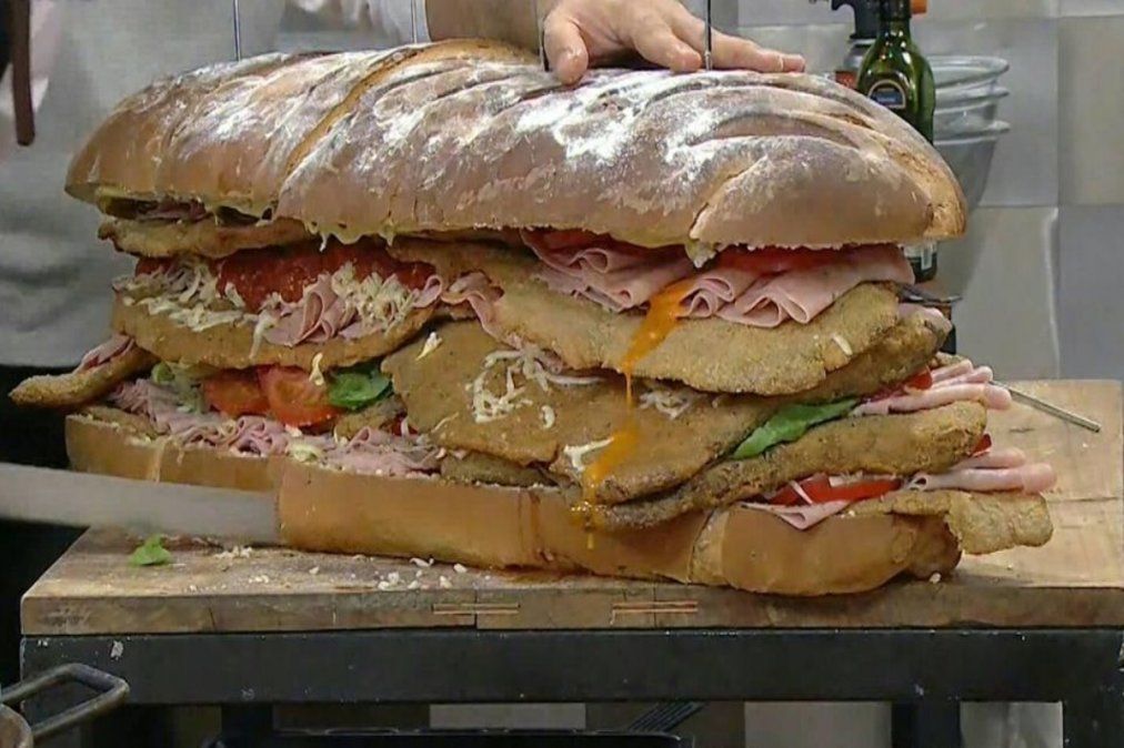 Un sandwich de medio metro y una PC antigua: los artículos en venta más insólitos de Lanús