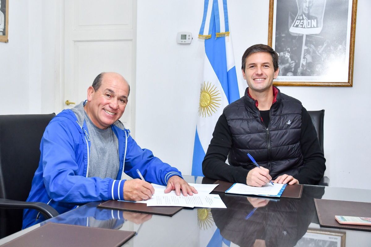 La firma del convenio para la mudanza de las oficinas del PAMI en Alejandro Korn. 