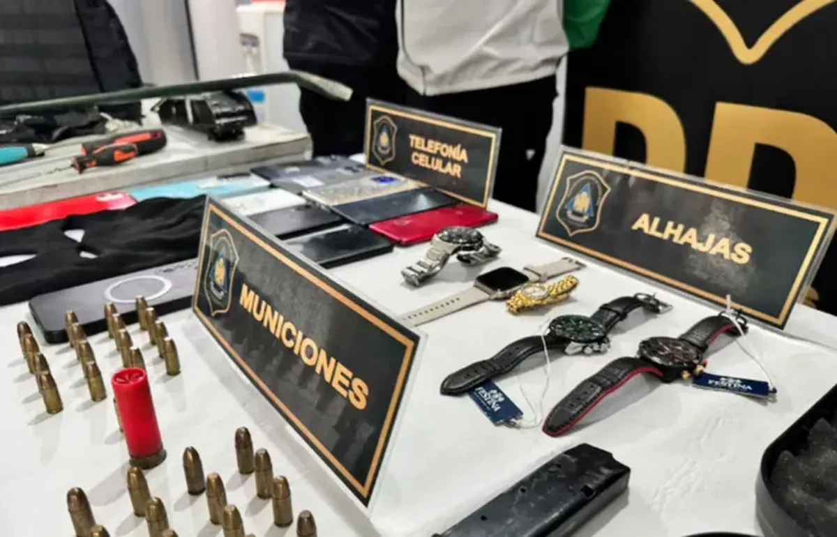 Parte del material incautado durante los allanamientos realizados en el Conurbano, a partir del robo en la relojería de Lomas de Zamora.