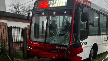 Ezeiza: un colectivo terminó arriba de la vereda tras perder el control por evitar un choque