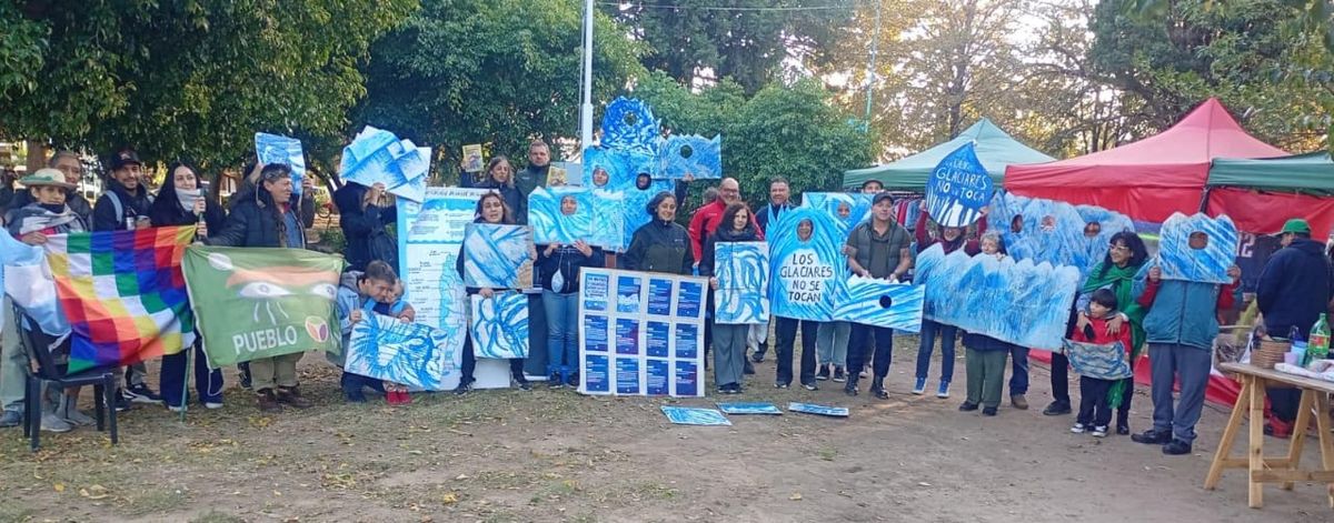 Vecinas de Temperley realizan jornadas informativas y juntan firmas en la Plaza Colón para rechazar la reforma de la Ley de Glaciares.