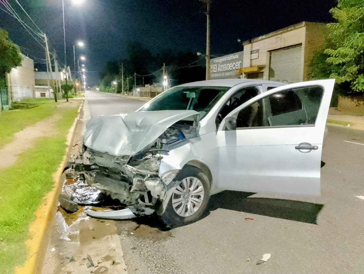 El auto sufrió grandes daños materiales.