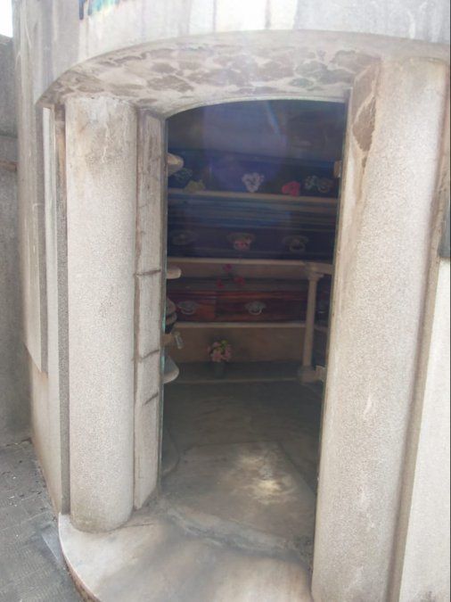 Puerta arrancada y ataúdes expuestos, en una bóveda que está a metros del panteón de la Sociedad Italiana.