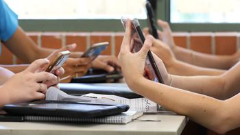 Comenzó a regir la prohibición del uso de celulares en escuelas bonaerenses