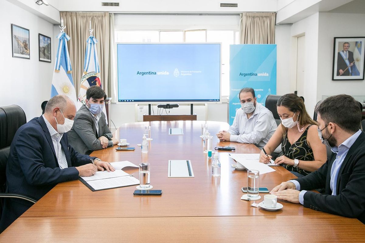 El ministro Alexis Guerrera y la intendenta Marina Lesci formalizan el acuerdo.