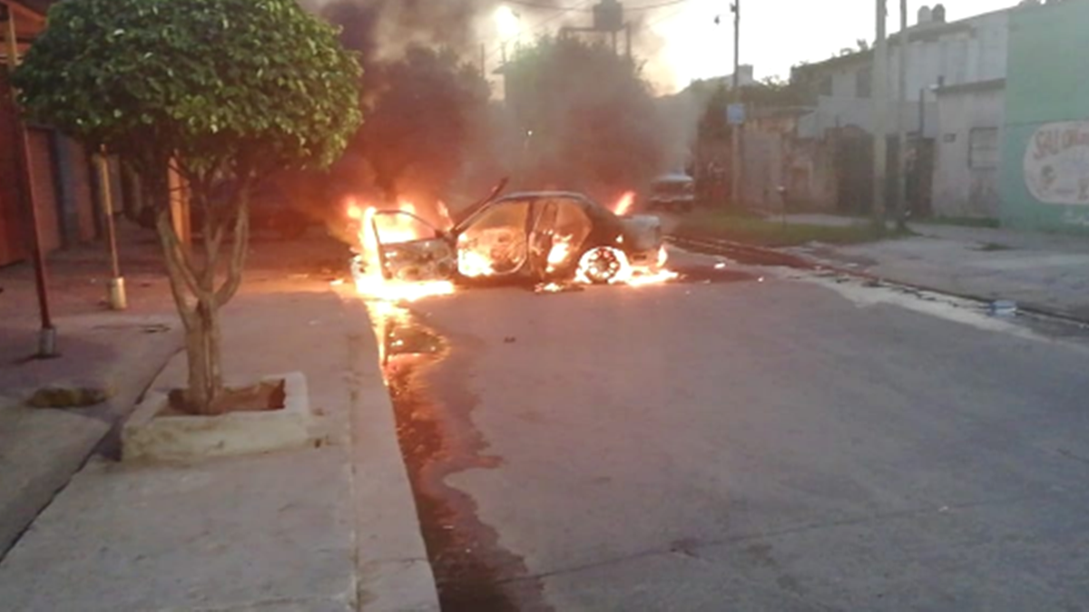 Tras la denuncia por abuso sexual, quemaron el auto del odontólogo en Lomas de Zamora.