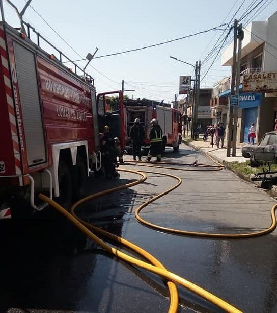 Cinco dotaciones de bomberos trabajan en el lugar.