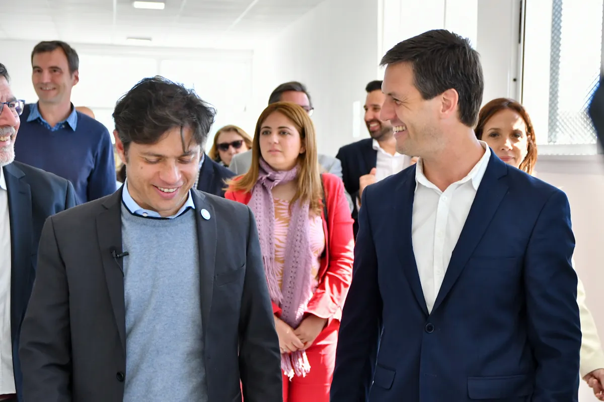 El gobernador bonaerense Axel Kicillof junto al intendente de San Vicente Nicolás Mantegazza, en la inauguracipon del Jardín de Infantes 915