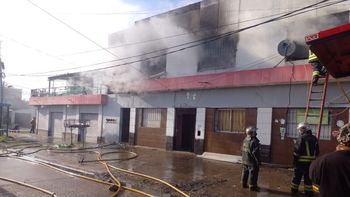 Terrible incendio en un complejo de departamentos en Lomas de Zamora