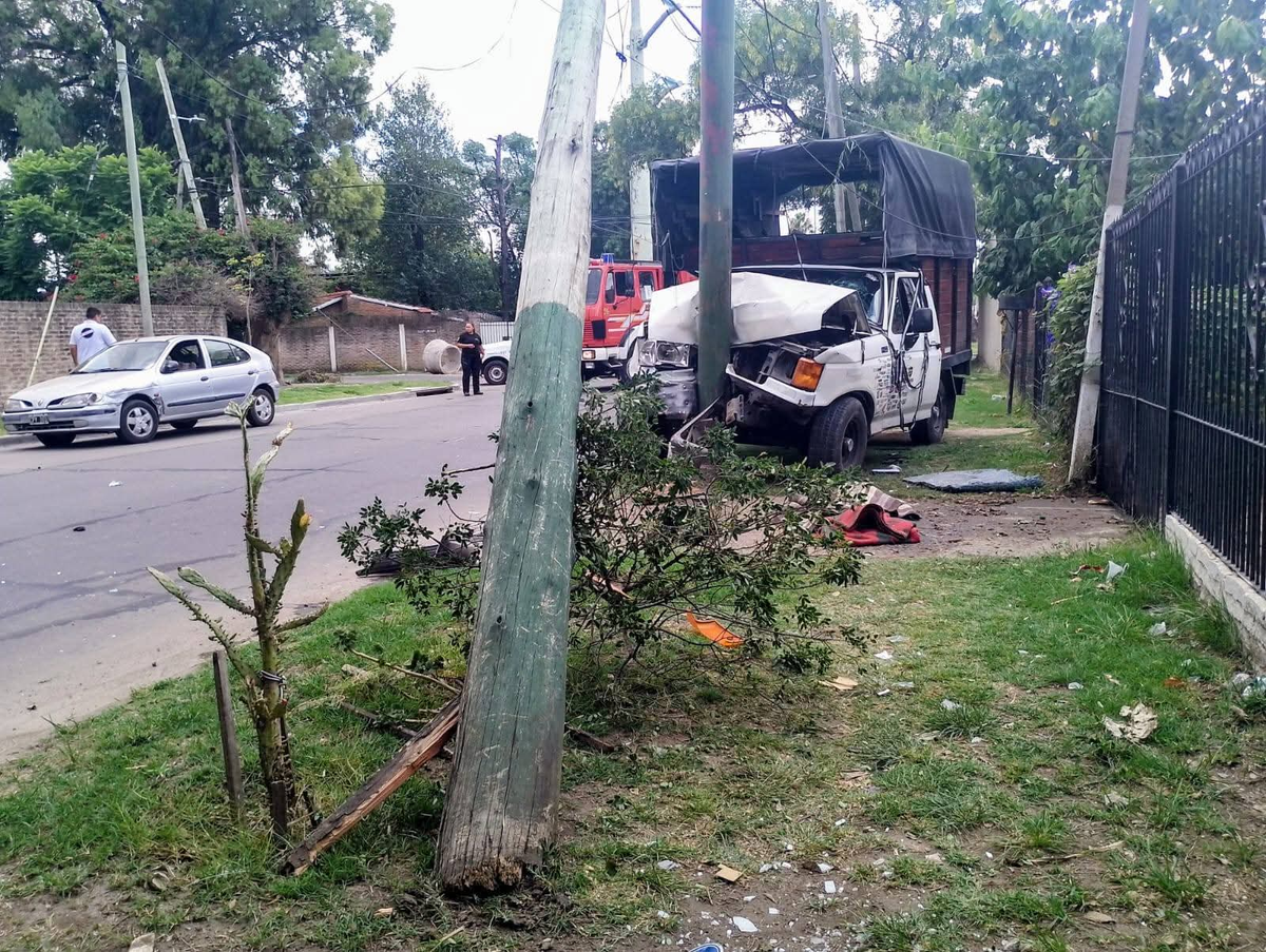 La parte delantera de la camioneta sufri&oacute; grandes da&ntilde;os materiales.