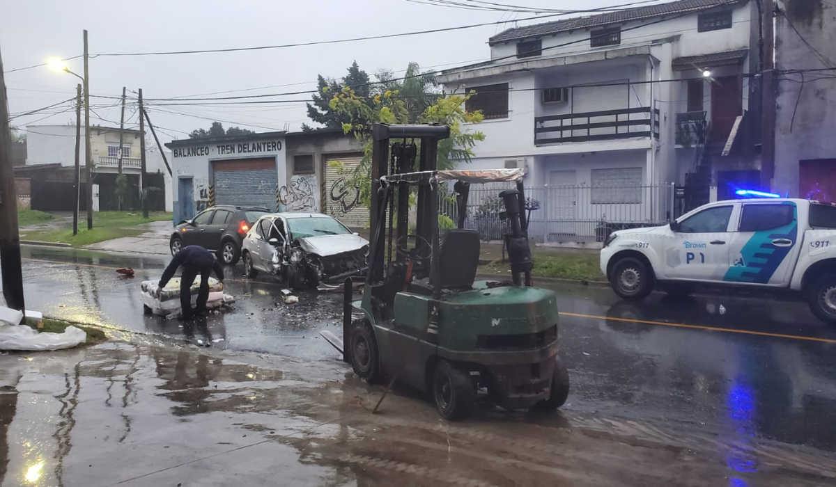 De esta manera quedó el auto, tras el choque. 
