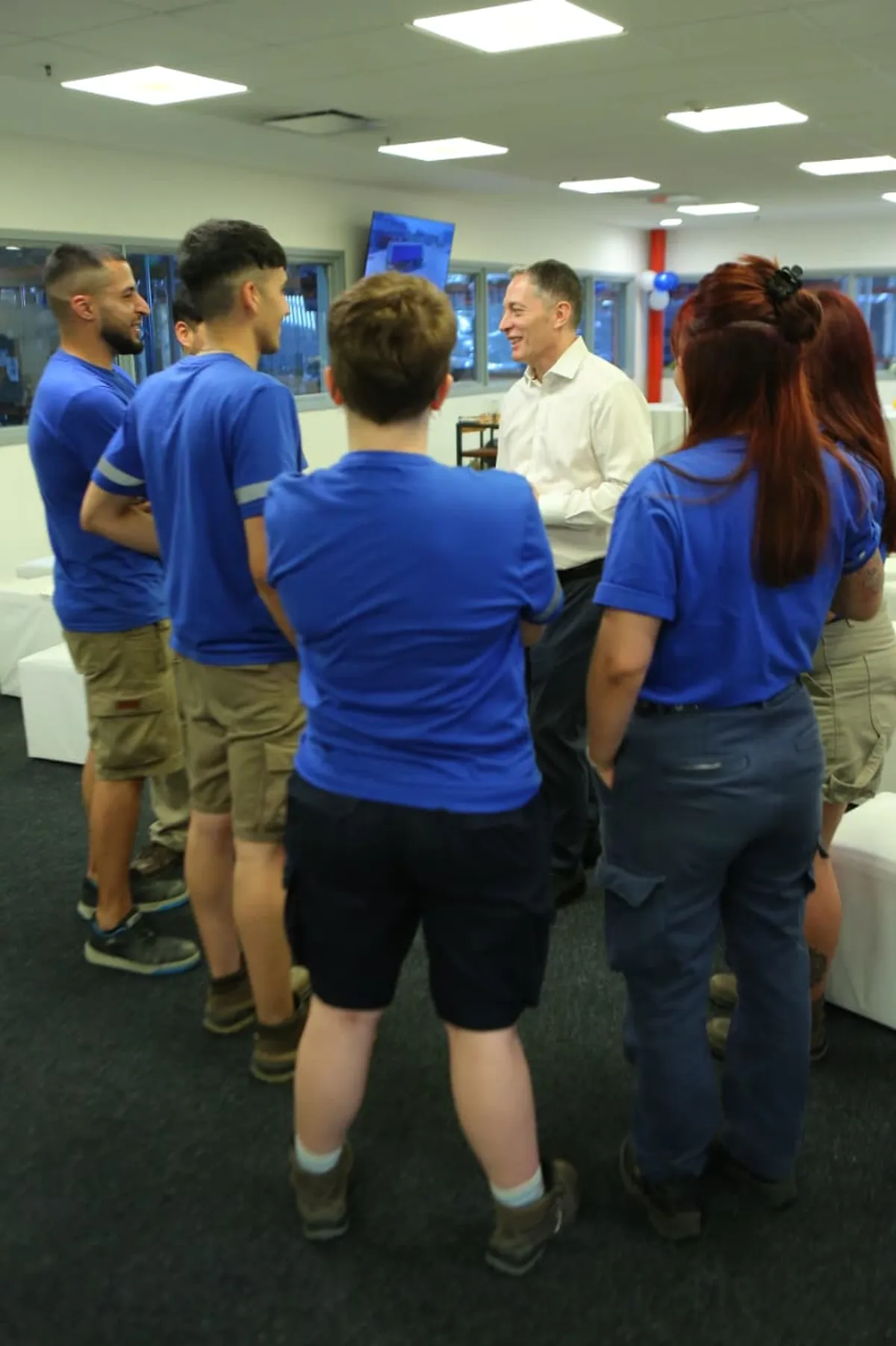 Fernando Gray encabez&oacute; la inauguraci&oacute;n del centro de distribuci&oacute;n con el corte de cinta.