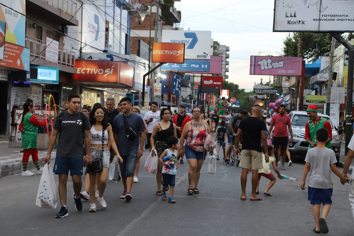 En los días previos a Navidad, la calle Alem de Monte Grande fue peatonal.