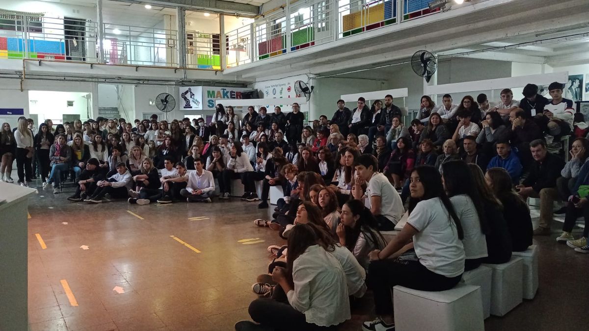Los alumnos del Grilli de Monte Grande disfrutando el inicio de la exposición.