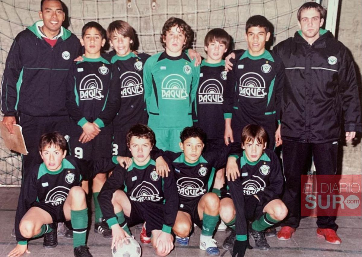 Nicolás Tagliafico en el Club Social Villa Calzada, en Rafael Calzada. Cuarto desde la izquierda en la línea de abajo.