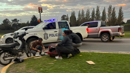 canning: dos personas fueron hospitalizadas tras un choque entre una camioneta y una moto