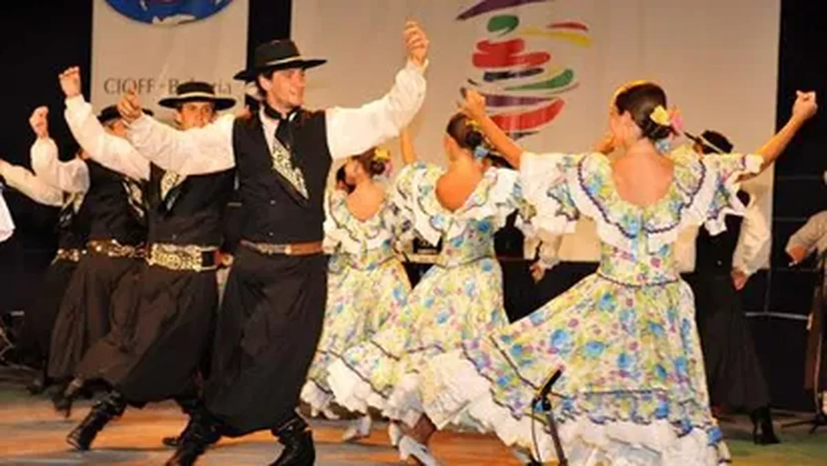 Peña al aire libre en la Estación Cultural con música andina, espectáculos para chicos y feria de artesanías.  