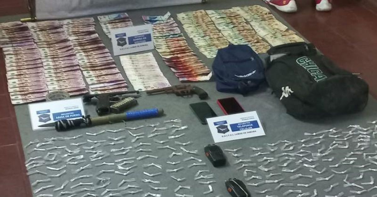 Drogas, armas y dinero incautados en Villa Fiorito.