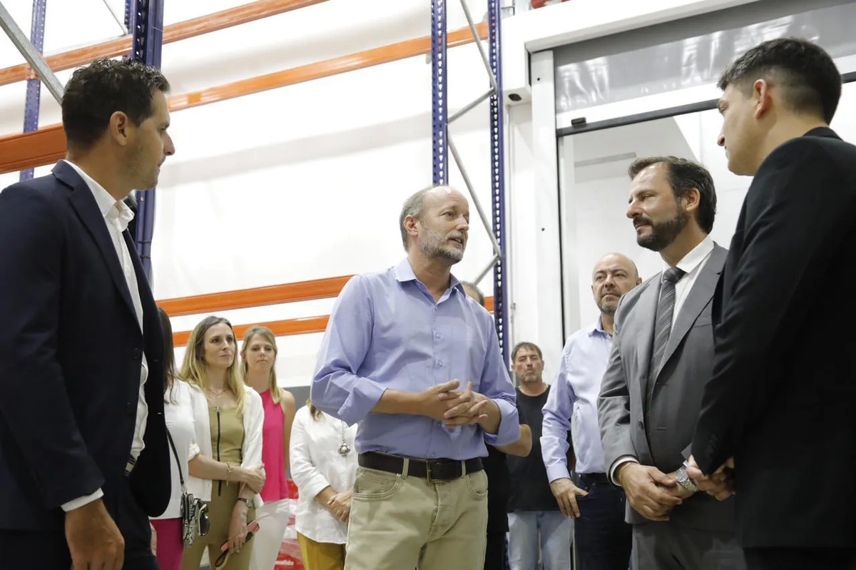 Martín Insaurralde junto a los directivos de la empresa AP Biotech, en su nueva planta de Lomas