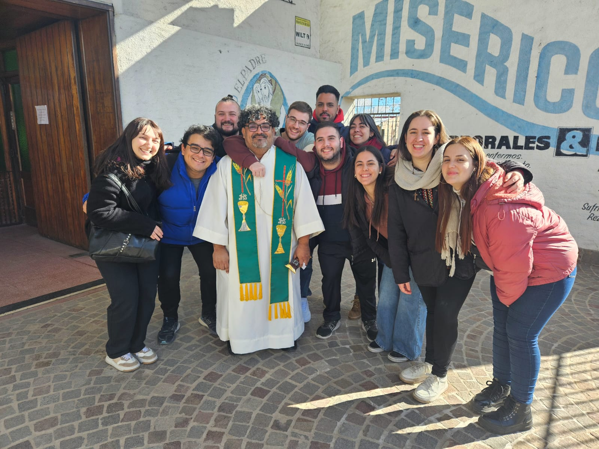 El padre Alejandro fue recibido con alegr&iacute;a por los j&oacute;venes de La Anunciaci&oacute;n, en Luis Guill&oacute;n.