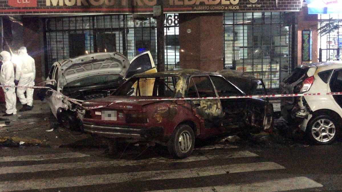 El auto que manejaba el joven de Lomas de Zamora se incendió y él escapó del lugar.