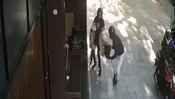 lomas de zamora: motochorros arrastraron a una mujer para robarle la cartera en pleno centro