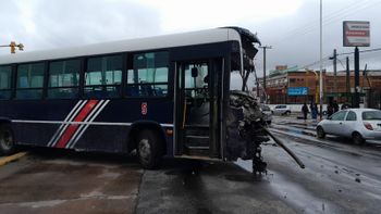 Esteban Echeverría: fuerte choque entre un colectivo y un camión en Camino de Cintura
