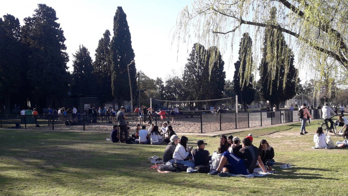Jóvenes reunidos en el Parque Eva Perón de Lomas de Zamora.