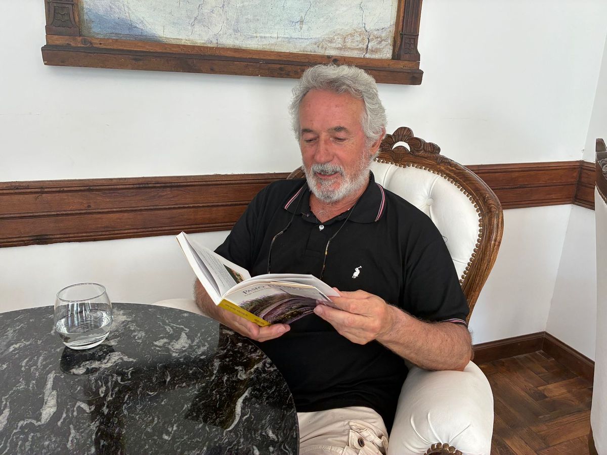 Jorge, autor de Paseo Turdera, libro que repasa algunos de los espacios e instituciones destacados de Turdera. Jorge, autor de Paseo Turdera, libro que repasa algunos de los espacios e instituciones destacados de Turdera.