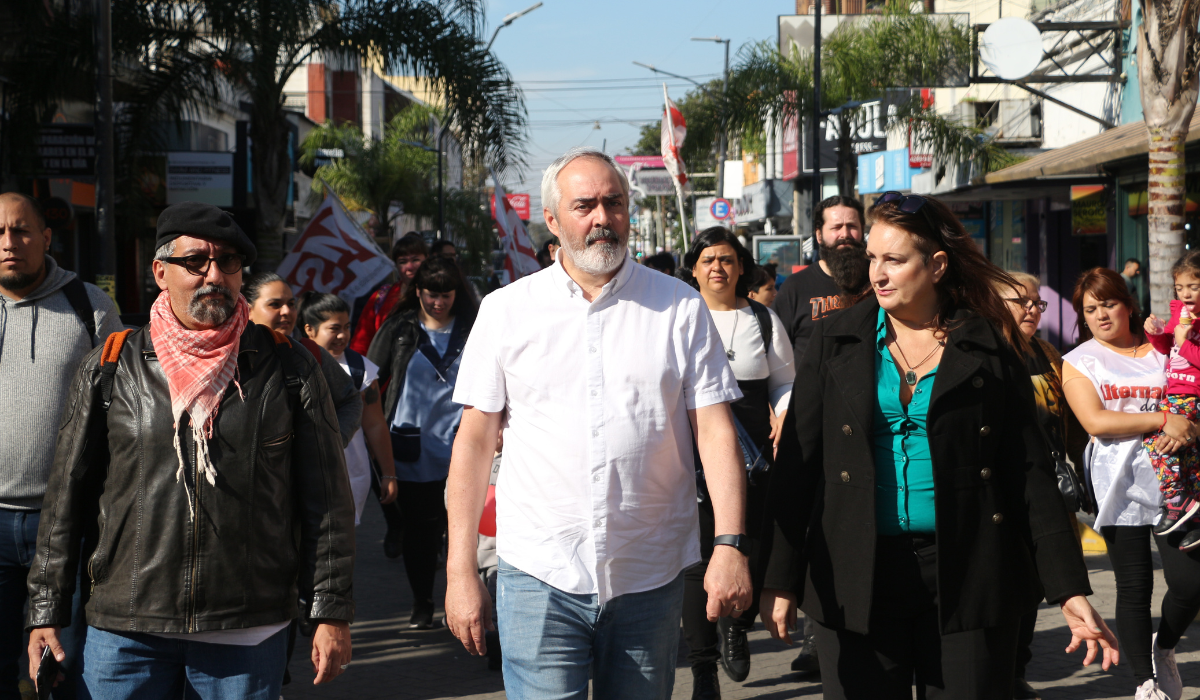 Alejandro Bodart, precandidato de la Izquierda, recorrió Lanús: El kirchnerismo es parte del ajuste