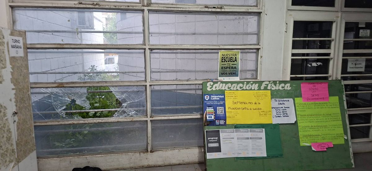 Destrozos en aulas y sectores comunes de la Escuela Secundaria N°9 de Ingeniero Budge, en Lomas de Zamora.